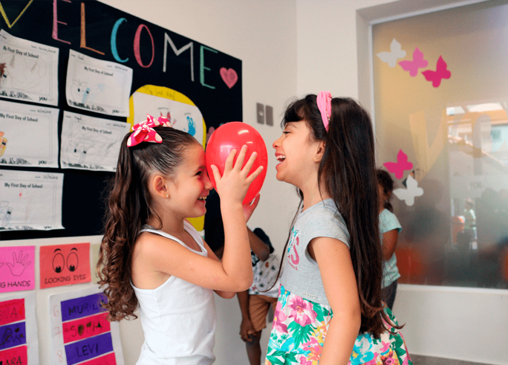 crianças sorrindo com a bola de gás mudanças na educação